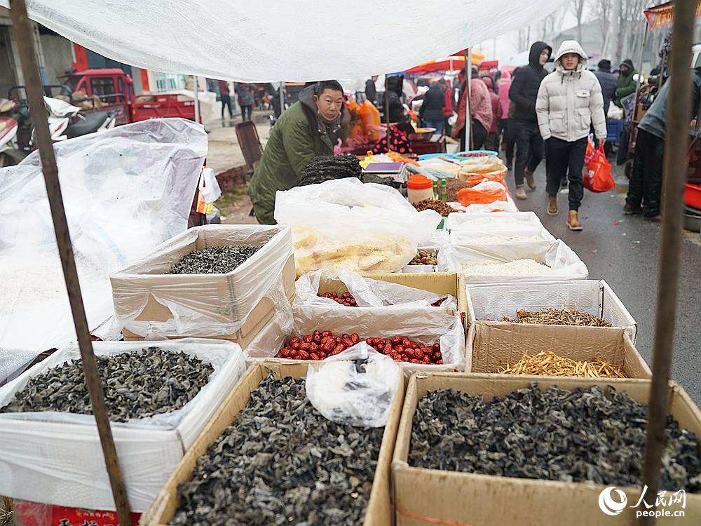 Un aperçu de la vie quotidienne dans la campagne à l'approche de la Fête du Printemps