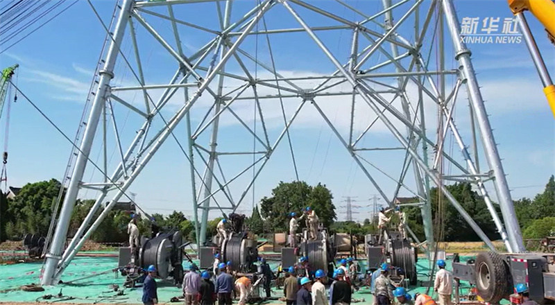 Jiangsu : une ligne électrique achevée entre les deux plus hauts pylônes électriques du monde sur le fleuve Yangtsé
