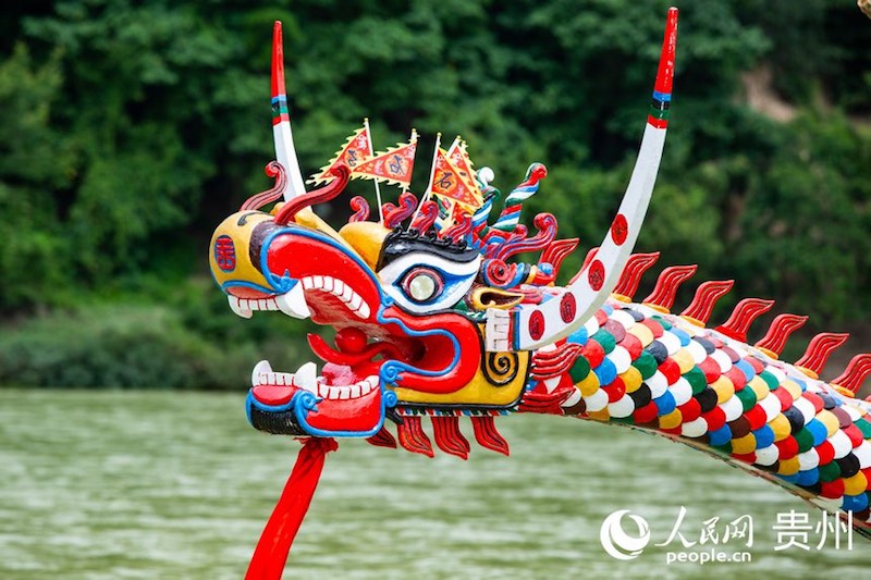 Guizhou : les Miao célèbrent le festival des bateaux-dragons en canoë à Taijiang