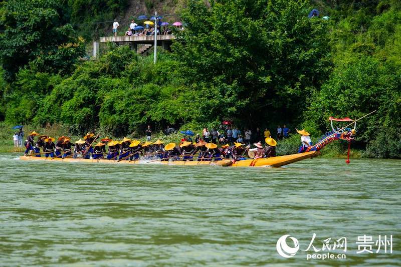 Guizhou : les Miao célèbrent le festival des bateaux-dragons en canoë à Taijiang