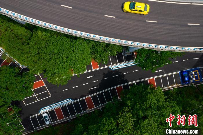 À Chongqing, un terrain vacant sous un pont a été transformé en parking
