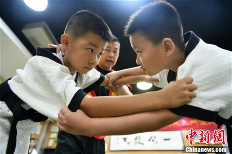 Hebei : des adolescents pratiquent la « lutte de Kung-Fu » pendant les vacances d'été