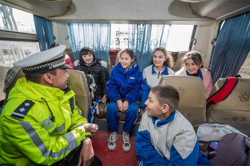 La police escorte plus de 4 500 enfants sur l'autoroute Xinjiang-Tibet